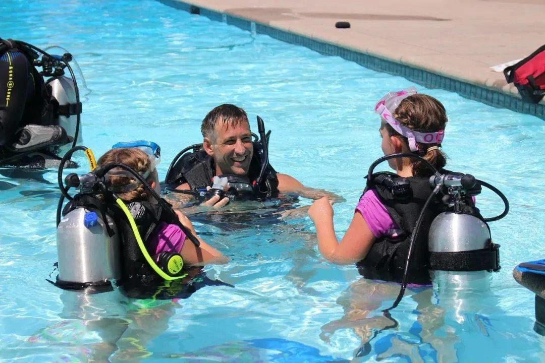 PADI青少年水肺潜水活动