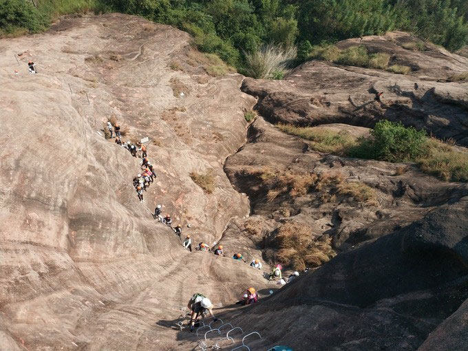 “岭南第一攀”飞拉达，清远独特丹霞地貌，打卡陡壁上的”旋转楼梯”-马头石飞拉达