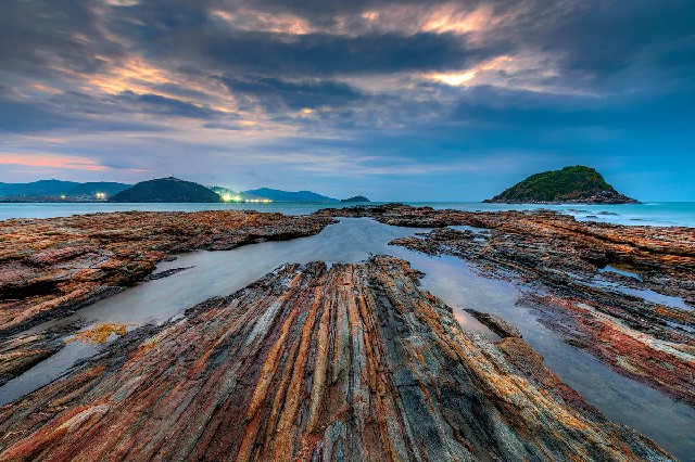 【海岛趣拓 • 盐洲岛】惠州东部的宁静海岛-有日落白沙村、日出彩石滩，还有梦幻礁石的美景拍摄点
